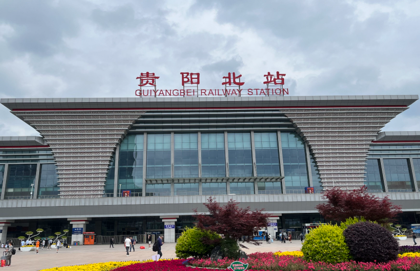 贵阳北站高铁灯箱大屏广告投放点位怎么报价？投放联系方式